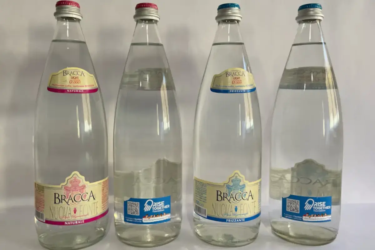 Bracca sostiene le cure dei giovani con un messaggio sulle retroetichette