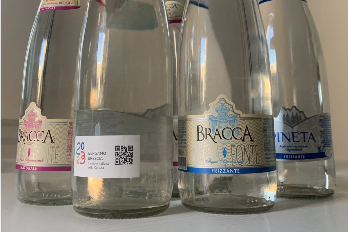 Le etichette per Bergamo-Brescia Capitali della cultura Acqua Bracca 8 milioni di bottiglie per le Capitali Bergamo e Brescia