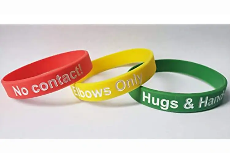 I braccialetti di plastica colorata. Fonte: Ansa Pronti a dire addio al distanziamento? A svelarlo il braccialetto semaforo