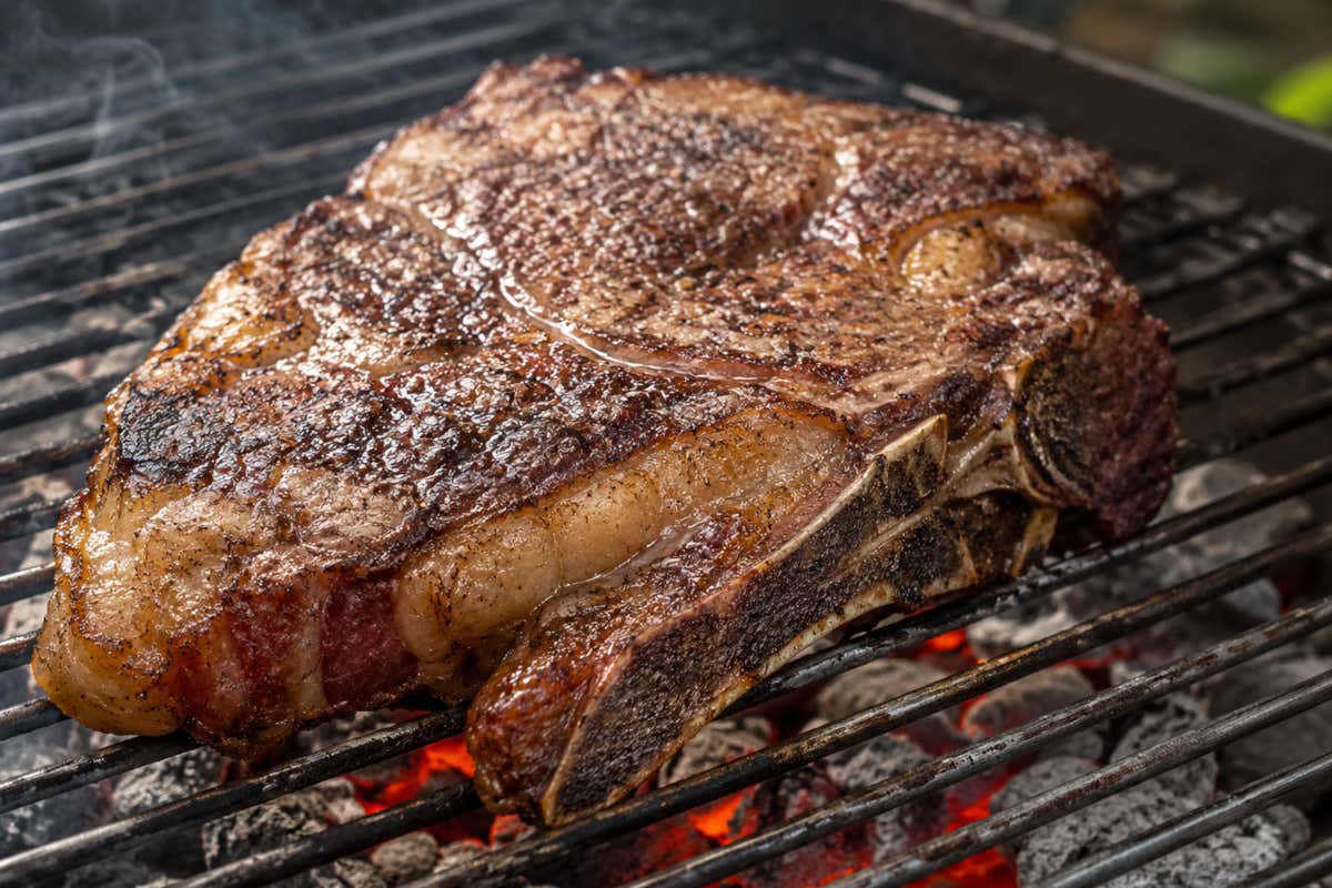 La carne giusta per la griglia deve avere colore naturale, grasso pulito e marezzatura leggibile