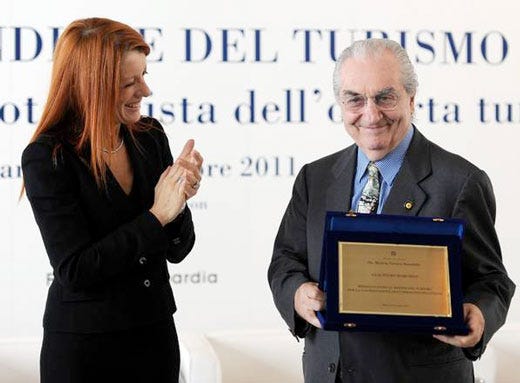 Michela Vittoria Brambilla premia Gualtiero Marchesi. Foto: Ansa