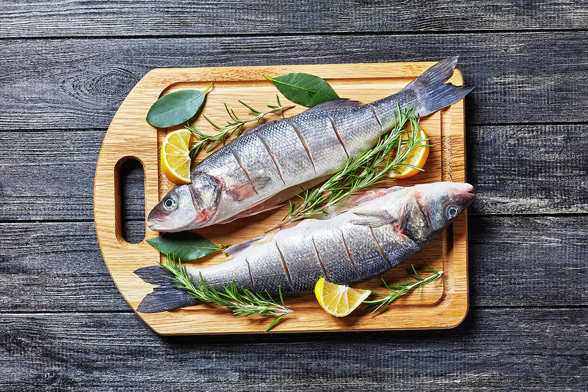 Due branzini pronti da cuocere Orata e branzino, qualit&agrave; e tracciabilit&agrave;La competizione estera non spaventa