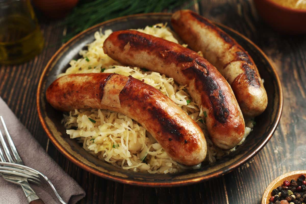 Crauti e bratwurst formano uno degli abbinamenti più tradizionali della cucina tedesca