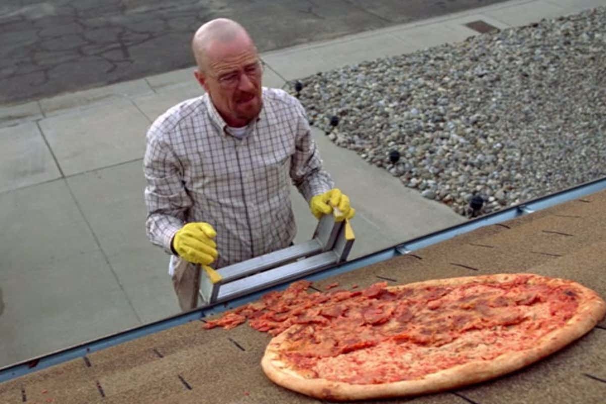 La celebre scena della pizza sul tetto nella serie TV Breaking Bad