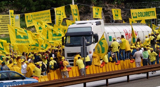 Centinaia in protesta al BrenneroControlli ai camion stranieri