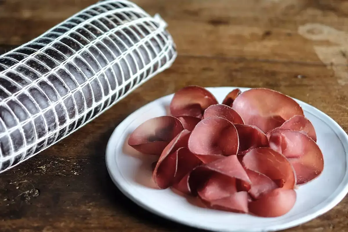 La Bresaola, buona e sana Mangiare bene in vacanza: il panino del ciclista e le ricette del dopo trekking