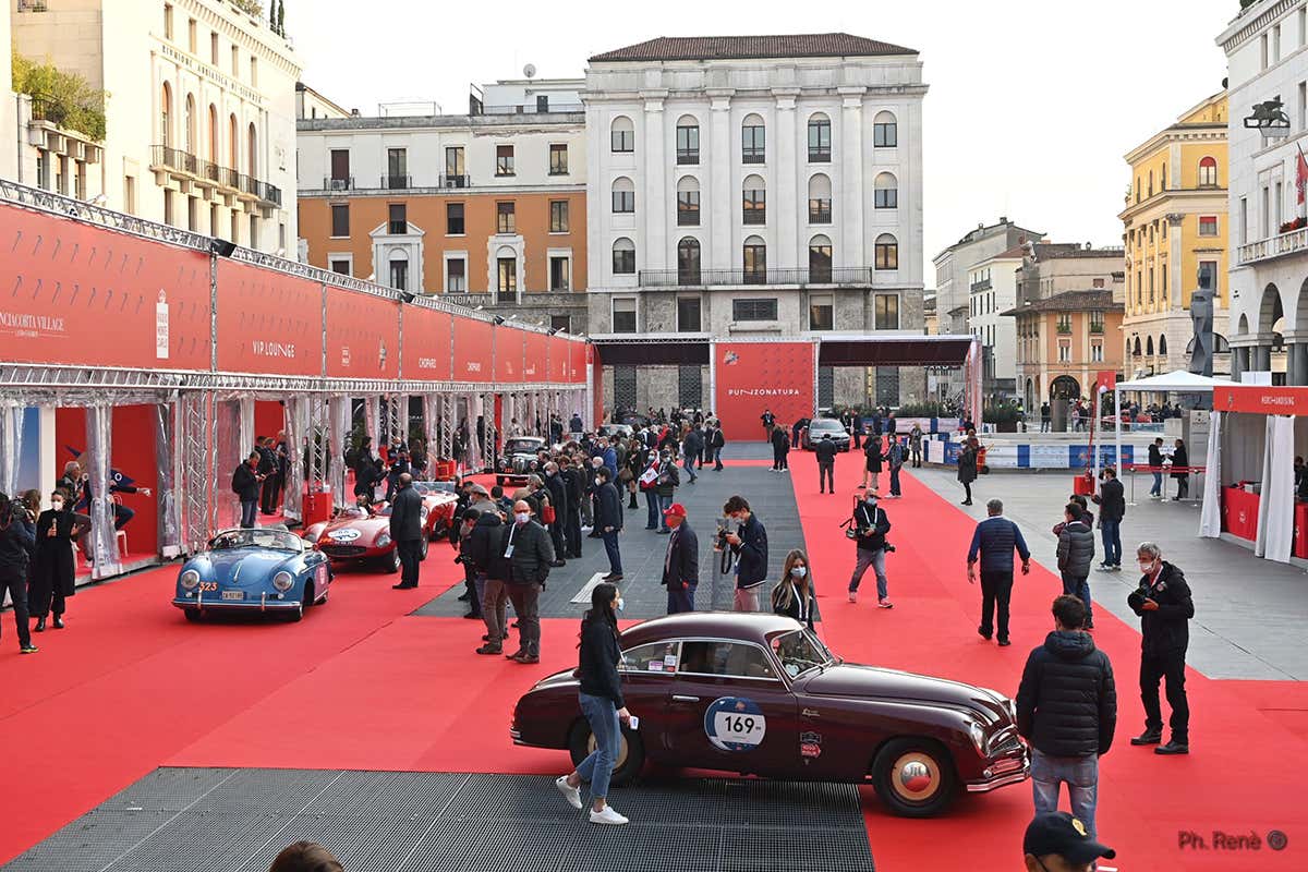 Uno scatta dell'edizione 2020 Mille Miglia pronta al via da Brescia La gara che fa bene all'accoglienza