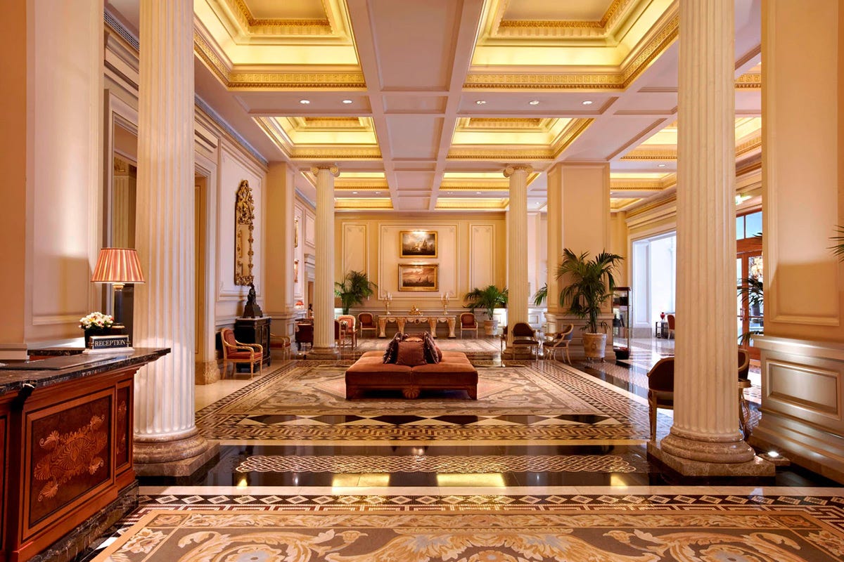Hotel Grande Bretagne, la hall Tutti i sorprendenti colori e gusti di Atene anche d'inverno
