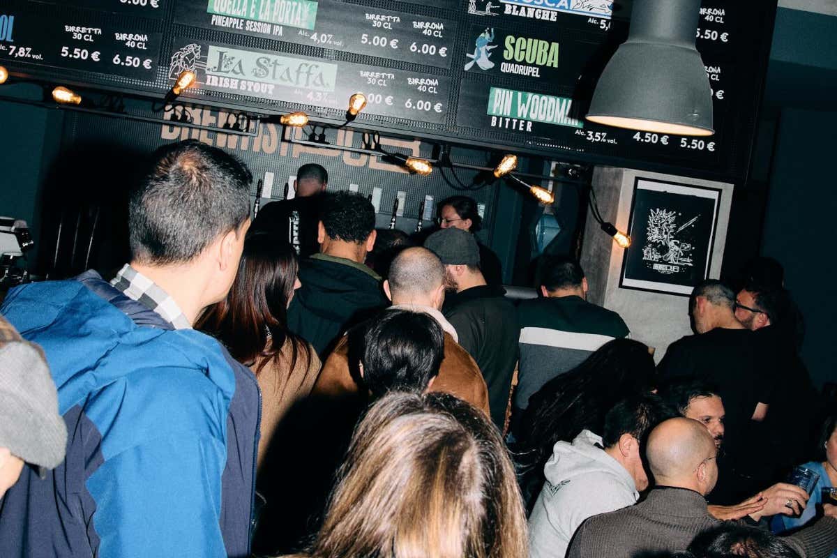 Il bancone del pub BrewFist a Milano Conchetta