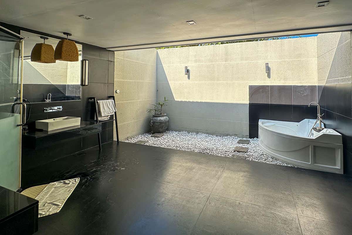 Il bagno open-air dei Pavilion ridefinisce il concetto di relax