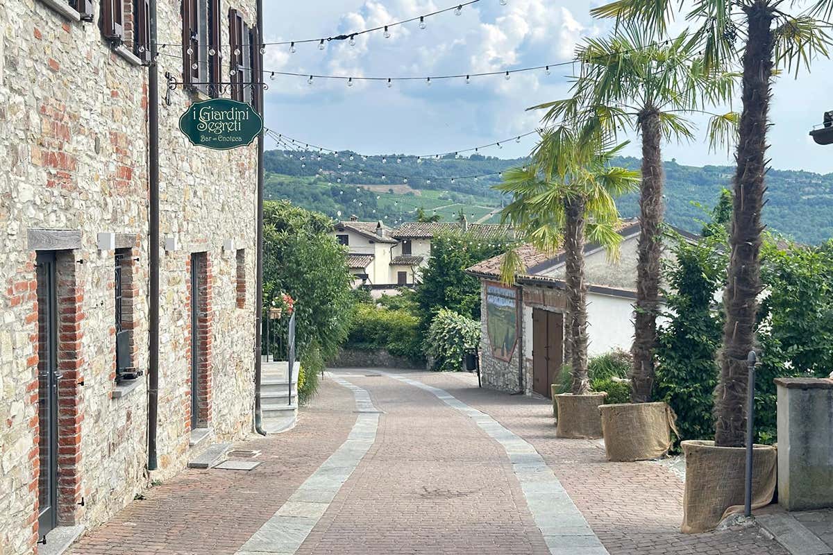 Uno scorcio delle vie in pietra di Golferenzo, dove l'insegna de "I Giardini Segreti" invita a scoprire gli angoli più intimi e nascosti del relais