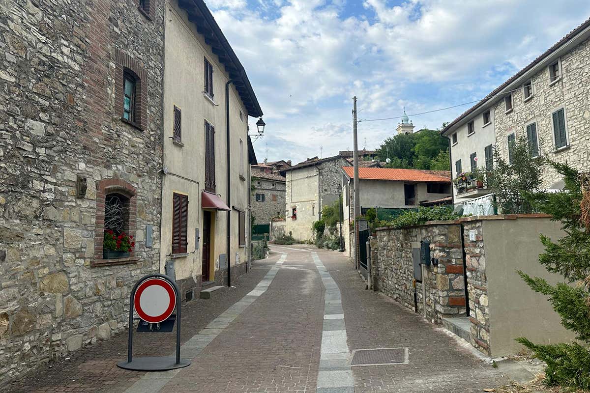 Passeggiando nel silenzio di Golferenzo: le sfumature calde della pietra antica testimoniano il recupero conservativo che ha ridato vita a questo gioiello dell'Oltrepò