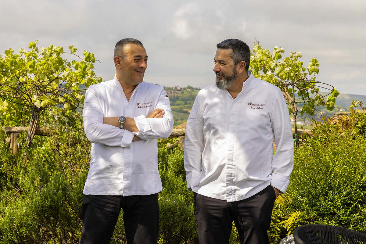Una sinergia potente nata per unire linee, brigate e filiera: gli chef Fabrizio Ferrari e Ivan Milani, le due anime e menti creative dietro la proposta culinaria del Borgo dei Gatti
