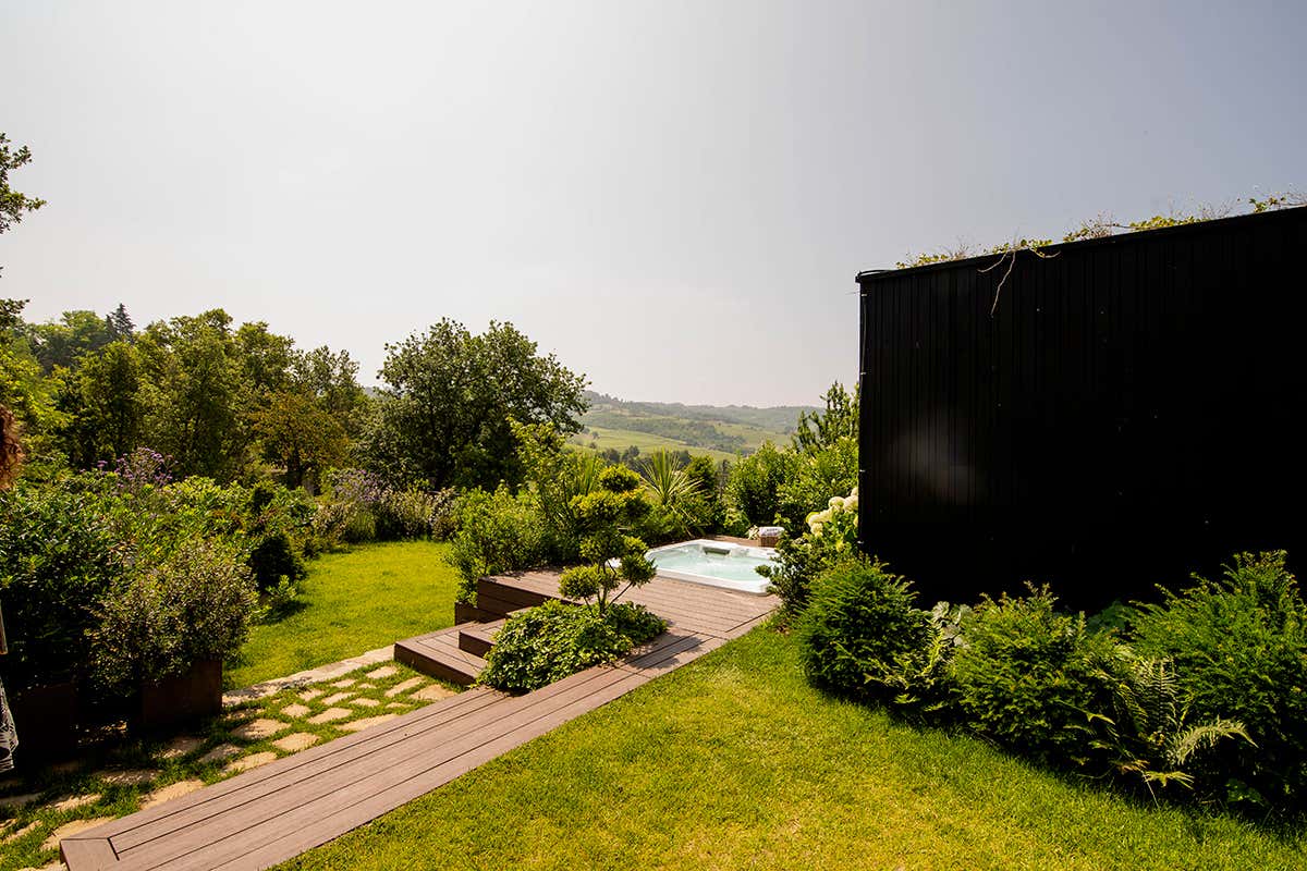 Il percorso outdoor della Spa Adàsi: un'oasi rigenerante  nel verde della collina, dove la natura abbraccia i momenti di relax all'aria aperta