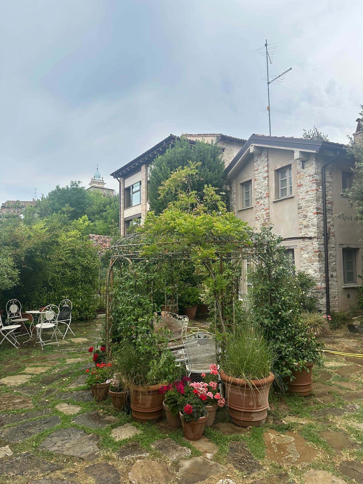 Il giardino privato di Cà dell'Erminia: un'oasi verde custodita da un romantico gazebo fiorito, pensata per godersi la colazione o un calice di vino in privacy