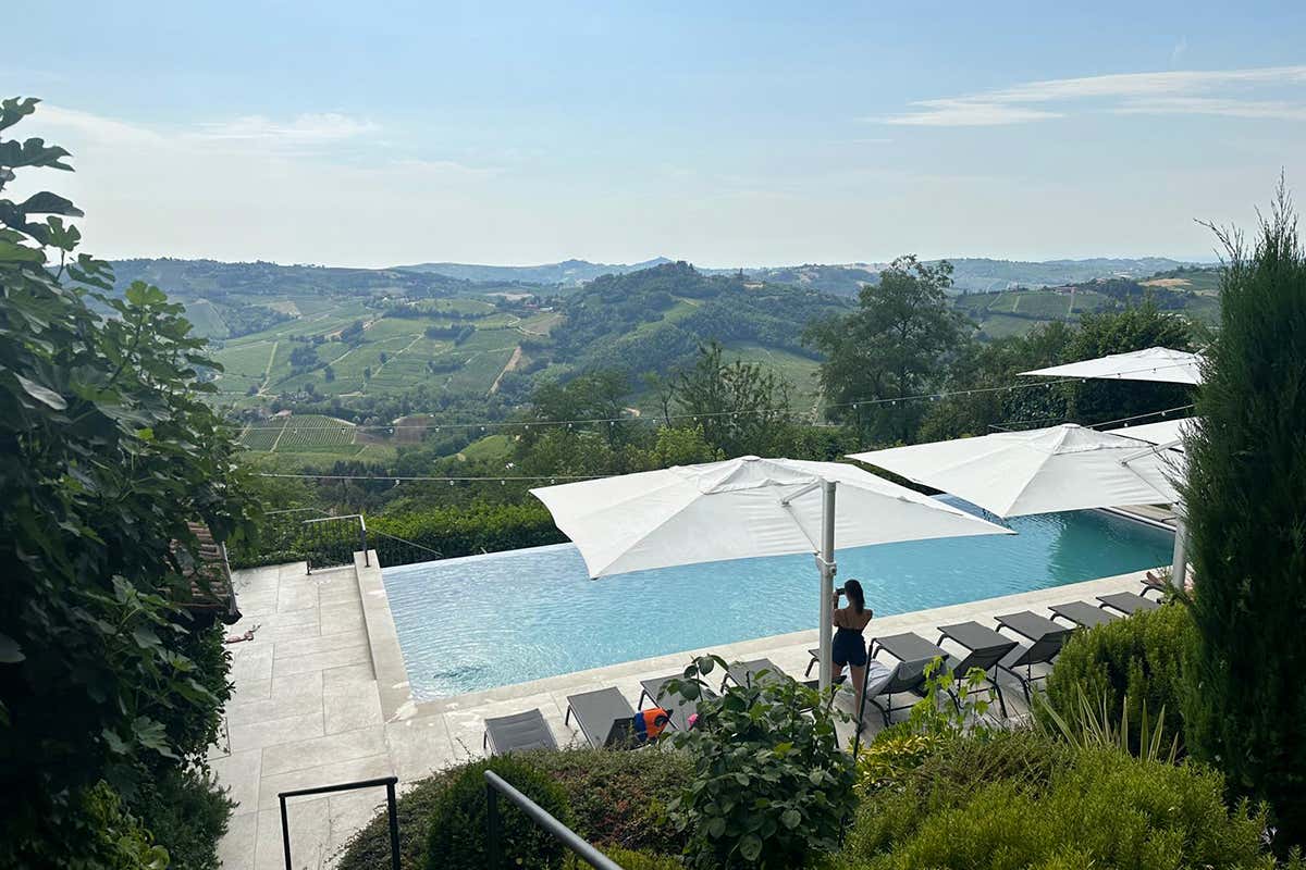 L'infinity pool del relais: uno specchio d'acqua a sfioro sospeso sul ricamo dei vigneti, meta d'elezione per i caldi pomeriggi estivi