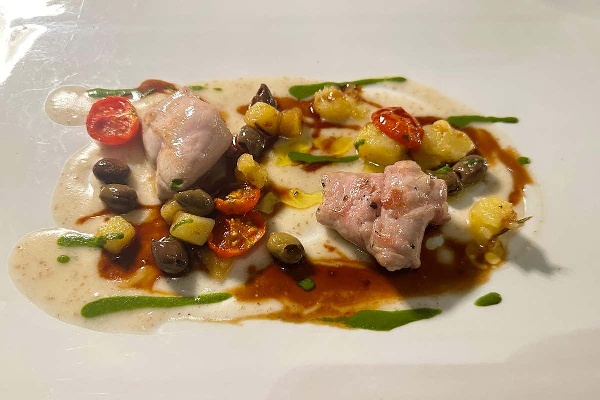 Il Coniglio alla ligure su panada lombarda affiancato al guanciale di vitello con purè di piselli e patate