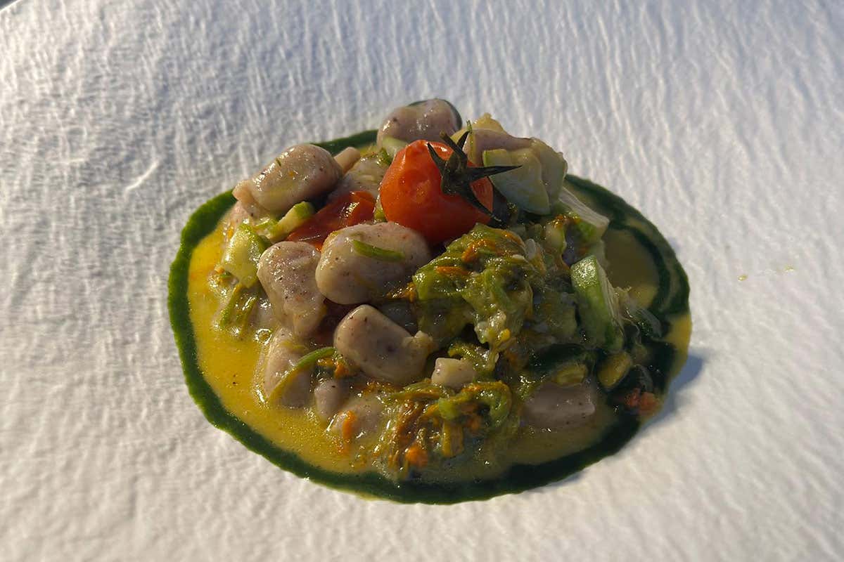 Lo Gnocco di patate al sumac con fiori di zucca e zucchine fresche