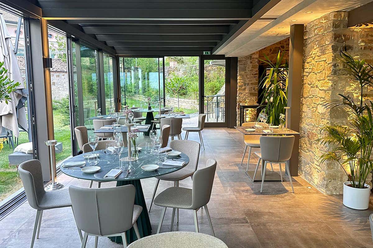 Gli spazi interni e i tavoli del ristorante La Corte