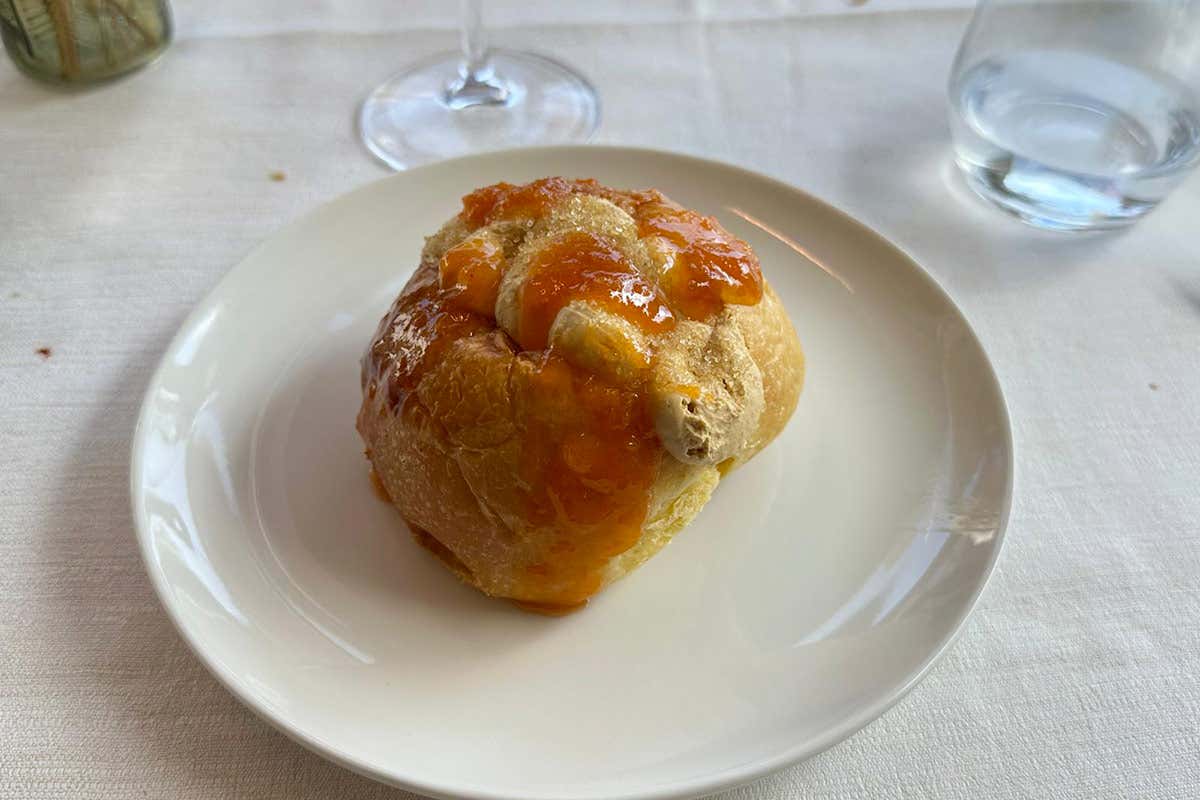Il Maritozzo dolce con crema pasticcera e confettura all'albicocca