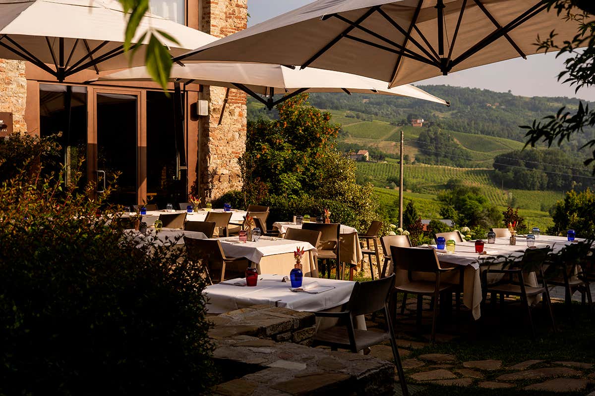 Il dehors de L'Olmo: affacciato sulla bellezza dell'Oltrepò, la cucina genuina e i profumi del forno a legna incontrano una vista da cartolina