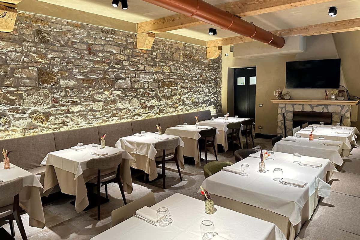 La sala interna de L'Olmo con le pareti in pietra a vista