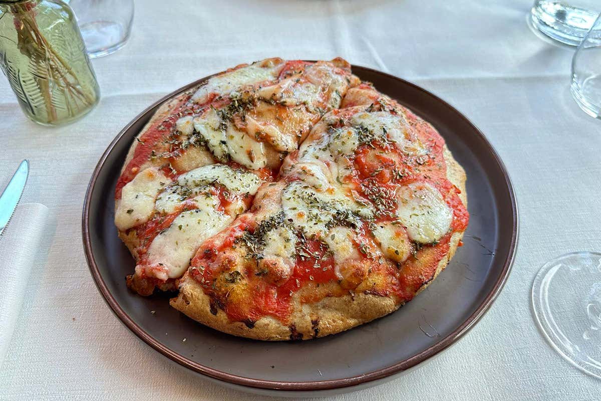 La Pizza Margherita al padellino, preparata con impasto da lievito madre e farine semi-integrali