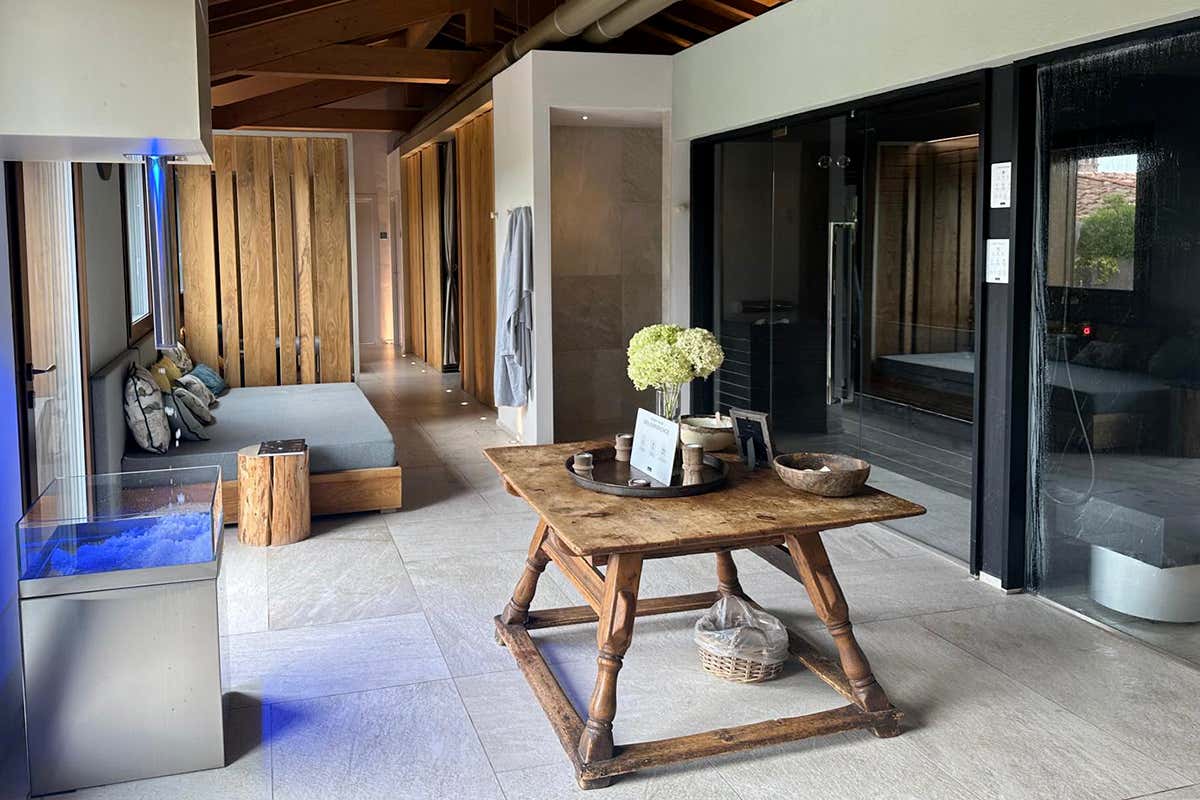 Il cuore della Spa Adàsi: arredi in legno antico, design contemporaneo e percorsi benessere pensati per andare "adagio"