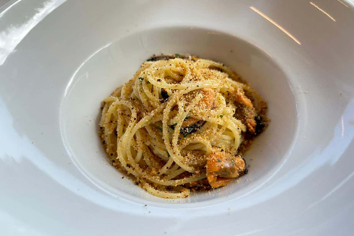 Gli Spaghetti alle cozze con pane grattugiato tostato