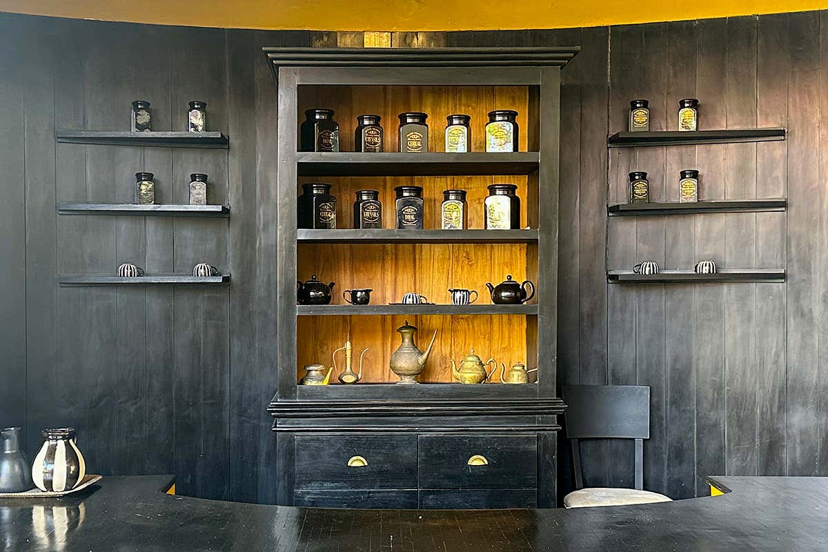 A The Tea House potrai scoprire le diverse varietà e i metodi di infusione tradizionali