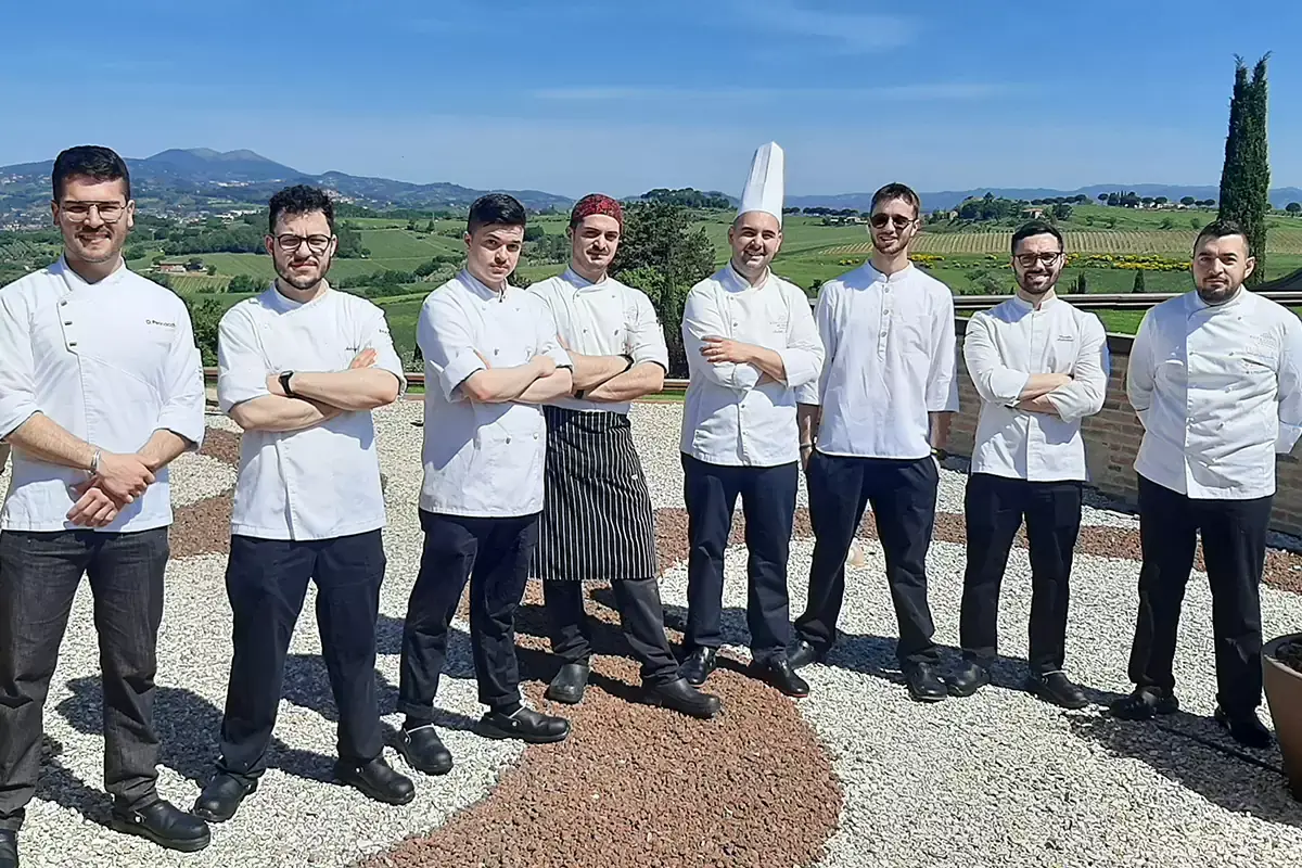 Andrea Impero con la brigata di cucina Borgobrufa SPA Resort: benessere assoluto nel cuore dell&rsquo;Umbria