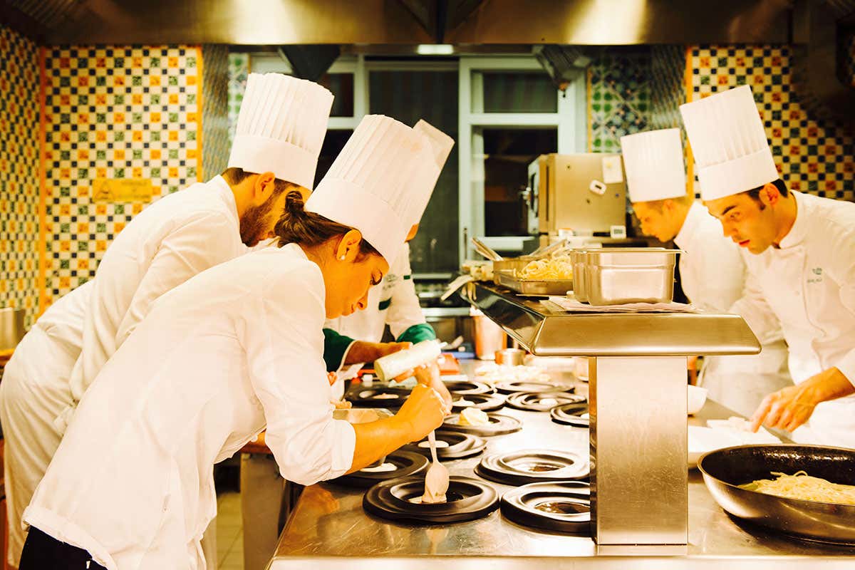 La brigata al lavoro in cucina Affare secolare di famiglia: lunga vita al Don Alfonso 1890