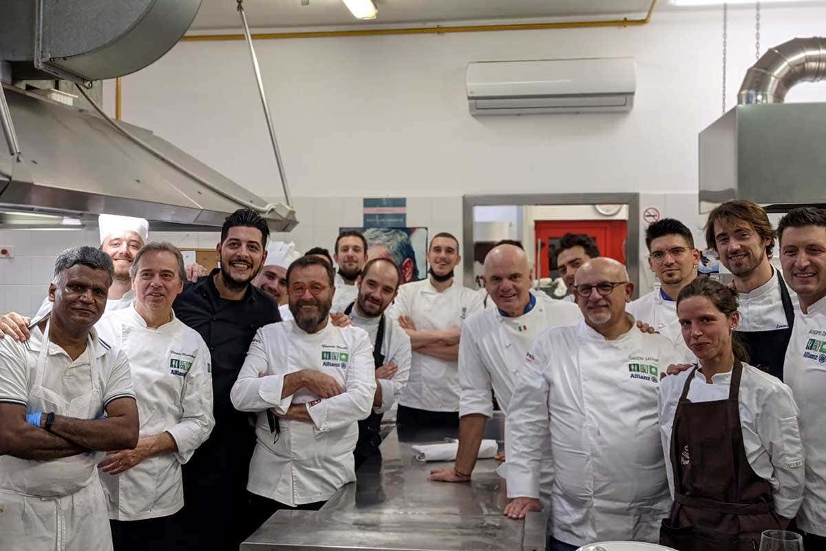 La brigata di cucina che ha preparato la cena per l'associazione Ristogolf Dieci anni di Ristogolf: si festeggia a tavola