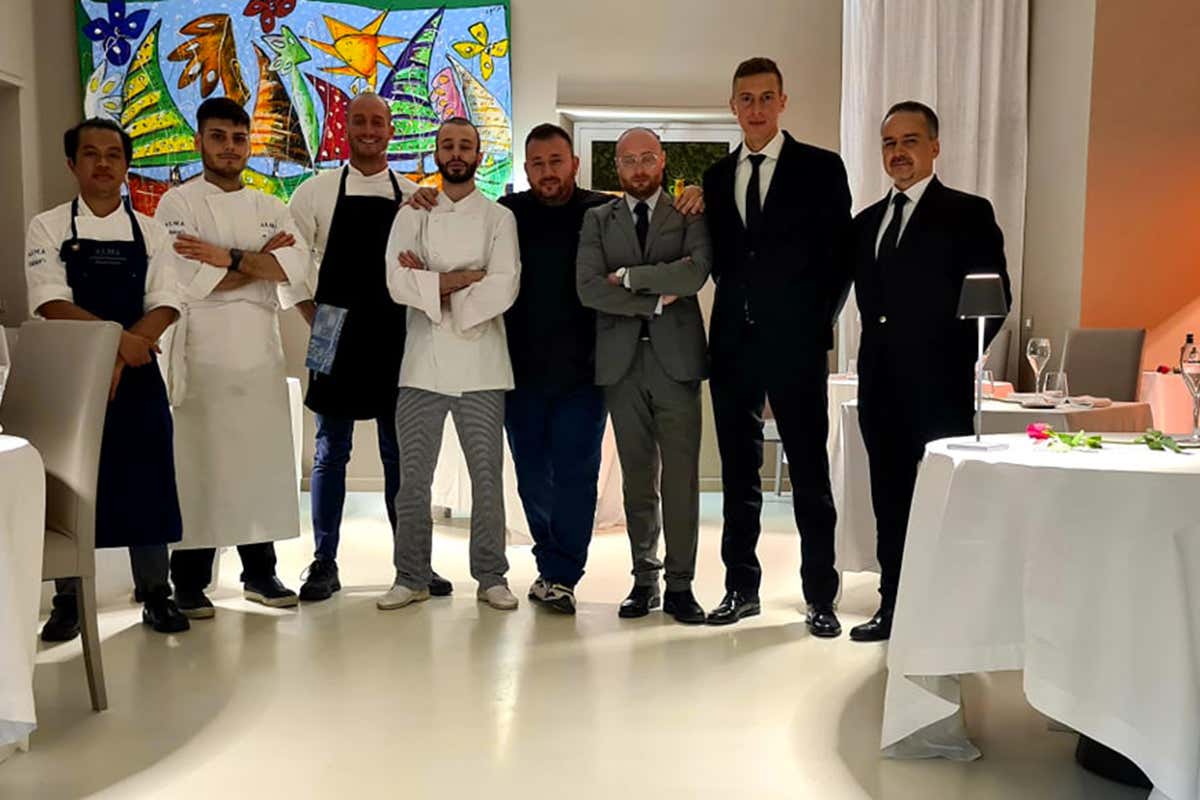 Le brigate di cucina e sala del Massimo Carleo Restaurant La cucina di Massimo Carleo: armonia ed emozioni