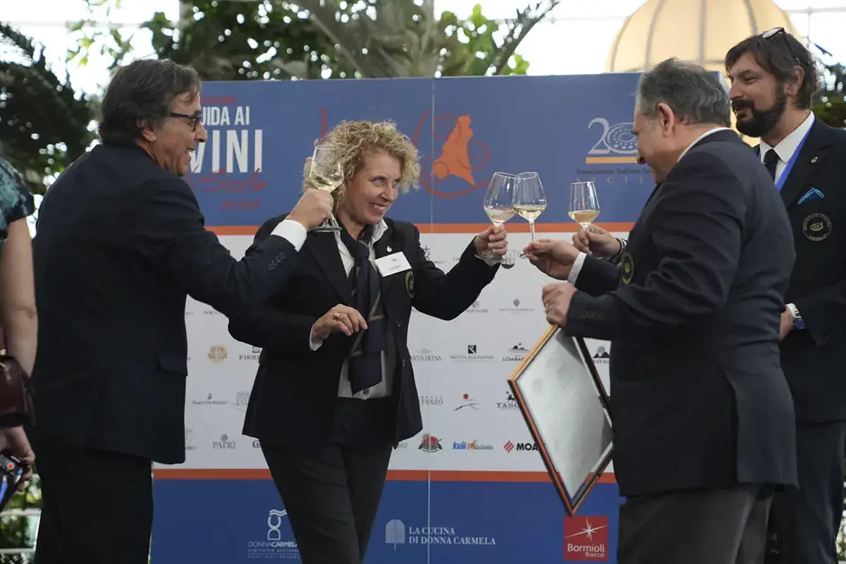 Il brindisi di inaugurazione della giornata dedicata all'anniversario di Ais Sicilia (Credits: Marco Gallo) Per i 20 anni dell'Associazone italiana sommelier Sicilia, grande festa e degustazioni