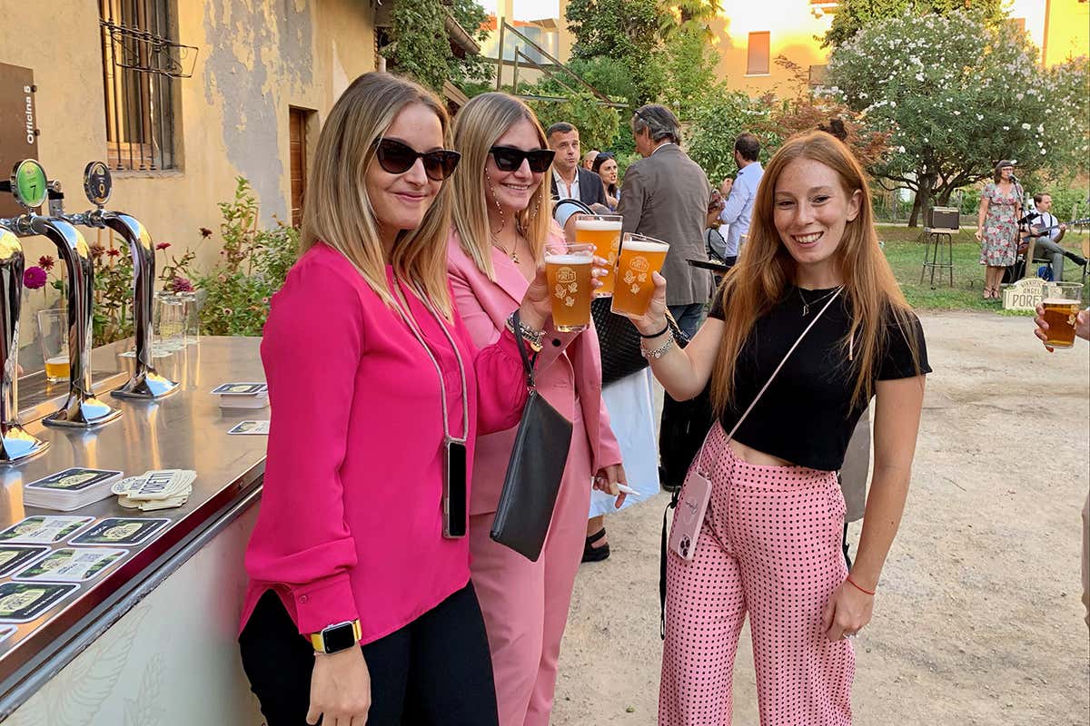 Un brindisi per la Festa del Luppolo firmata Birrificio Angelo Poretti Angelo Poretti inaugura la Festa del Luppolo (italiano)