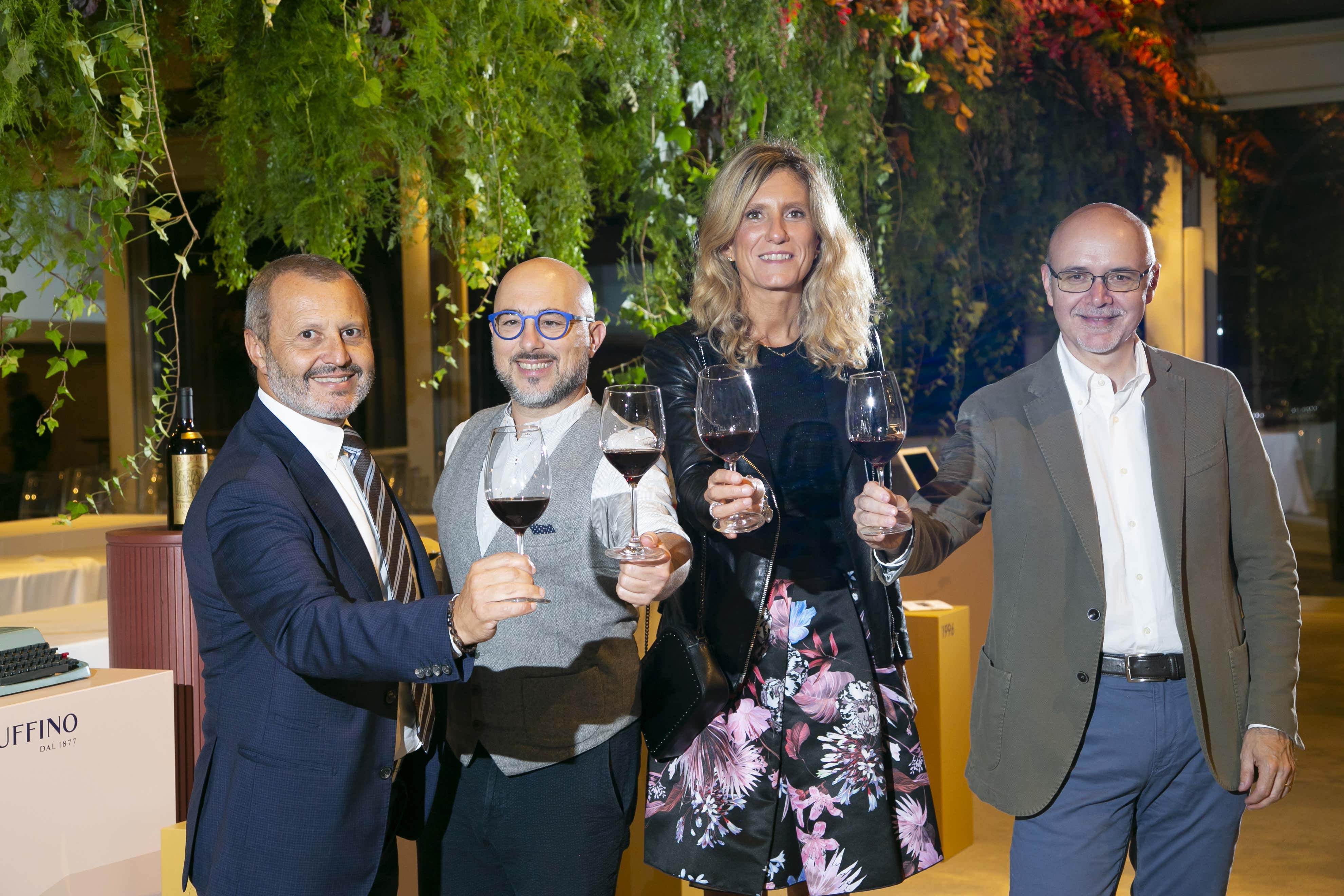 Sandro Sartor, Filippo Bartolotta, Annarita Ciccarelli (direttrice marketing), Gabriele Tacconi Ruffino, da valori antichi una cantina contemporanea Sandro Sartor, Filippo Bartolotta, Annarita Ciccarelli (direttrice marketing), Gabriele Tacconi Ruffino, da valori antichi una cantina contemporanea