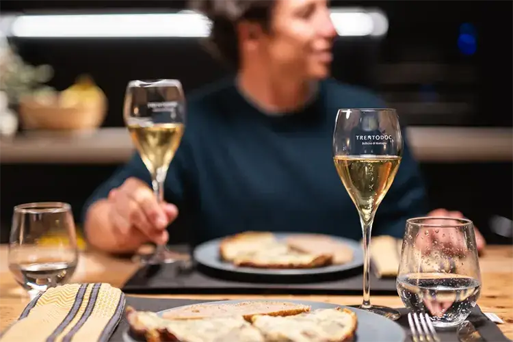 I passi per sfruttare al meglio una bottiglia Pronti per il brindisi di Pasqua? 8 consigli per goderselo al meglio