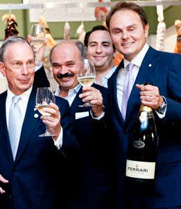 Da sinistra: Michael Bloomberg, Oscar Farinetti e Matteo Lunelli, vice presidente Cantine Ferrari, all'inaugurazione di Eataly a New York durante la quale si è brindato con bollicine Ferrari