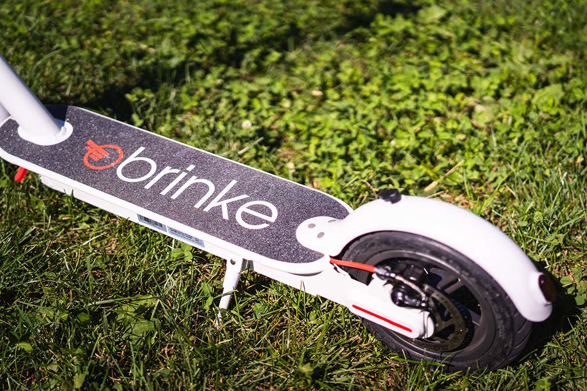 Dettaglio della ruota posteriore Monopattino elettrico, il bello di viaggiare in citt&agrave; da una posizione privilegiata