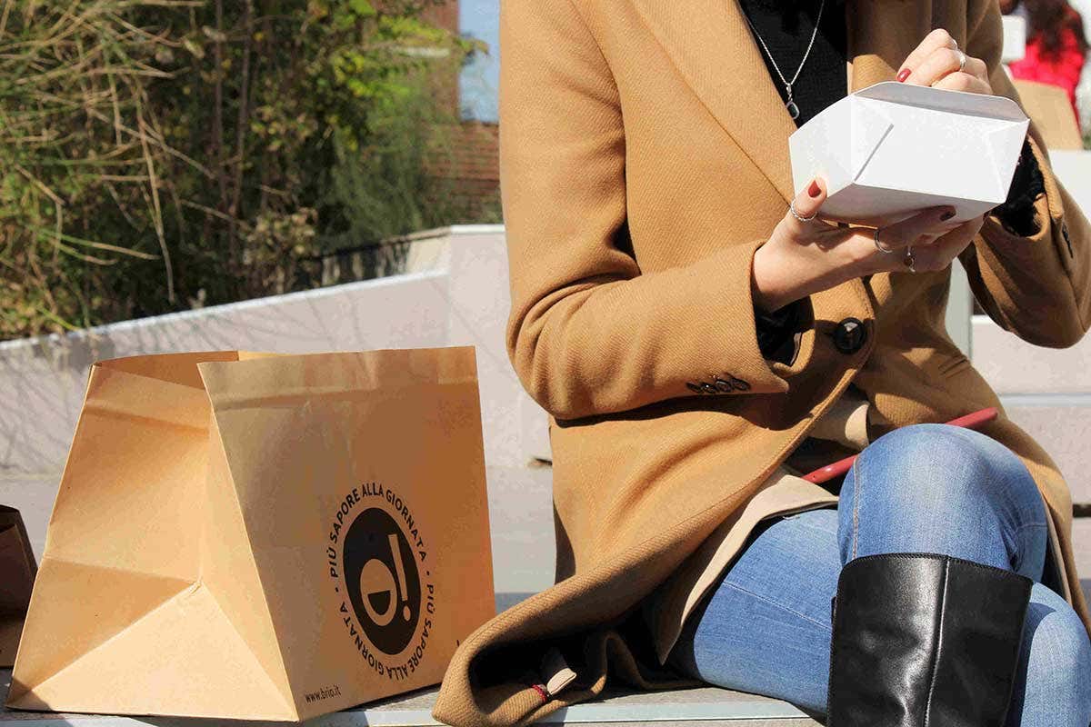 Dipendente che si gode il suo pasto ordinato tramite Brio Lo smart working non spaventa le mense! Tecnologia e flessibilità le soluzioni