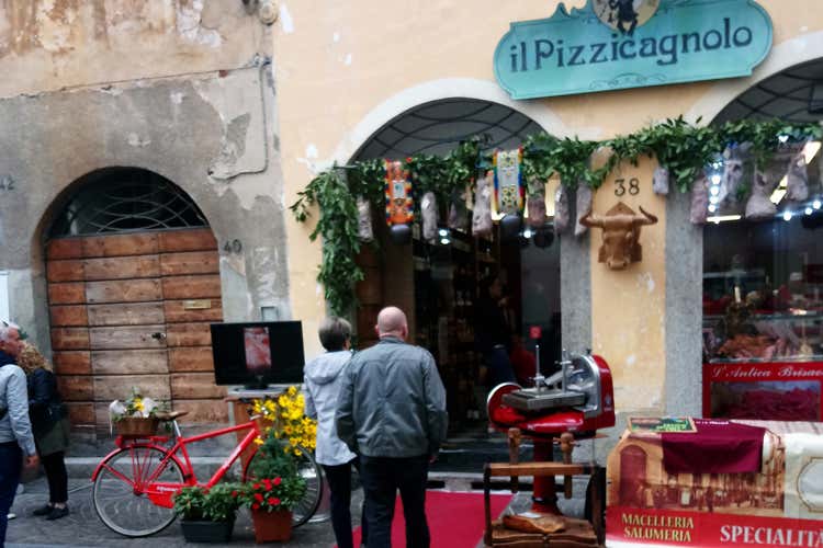 Diecimila persone hanno affollato la kermesse (La brisaola di Chiavennafa il pieno con 10mila turisti)