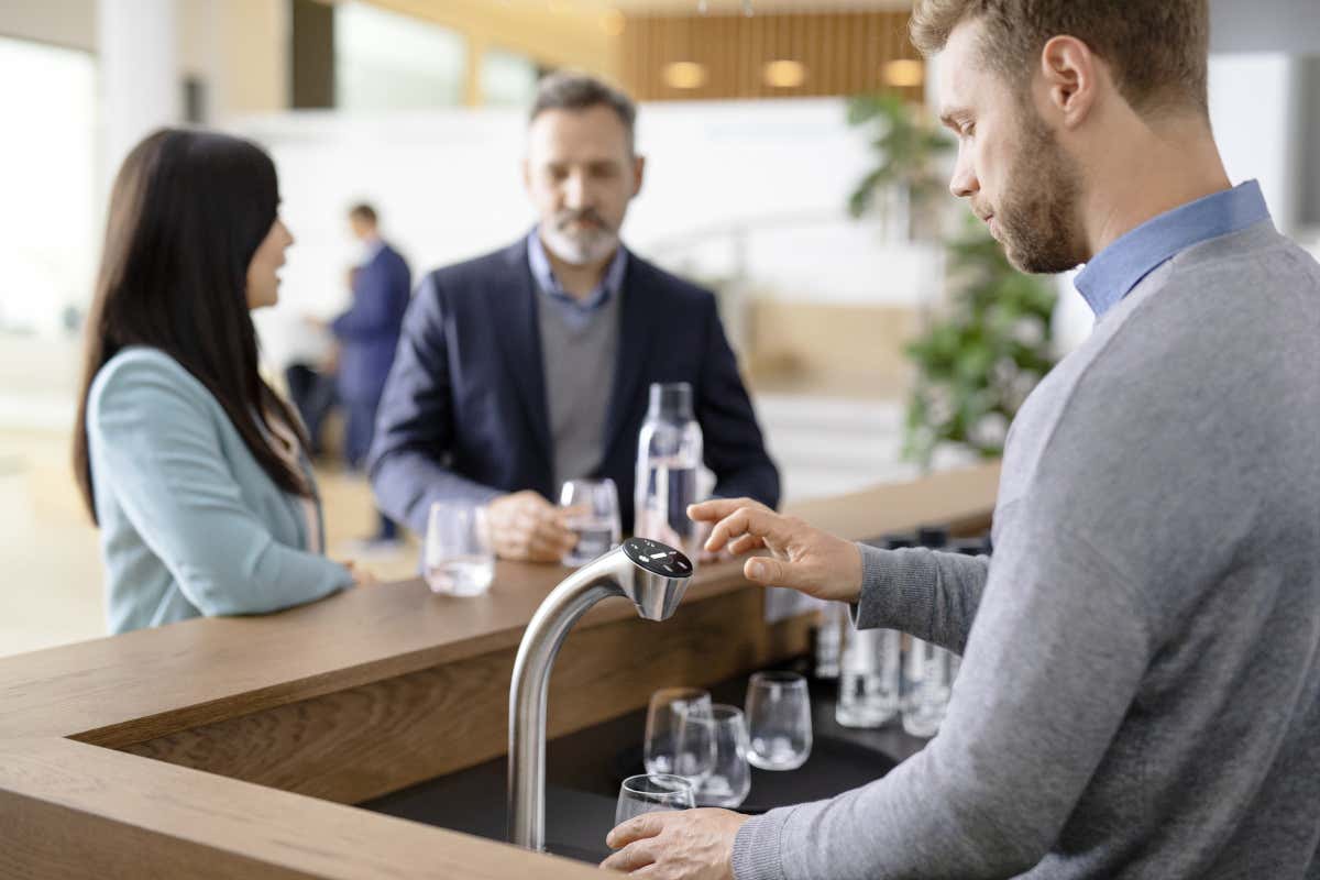 Grazie ai sistemi collegati alla rete idrica, l’acqua dei dispenser Brita è sempre disponibile in diverse modalità per ospiti e visitatori durante tutta la giornata