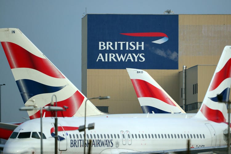Un centinaio di voli sono stati cancellati da e per Londra (British Airways, sistema in tilt 35mila passeggeri nel caos)