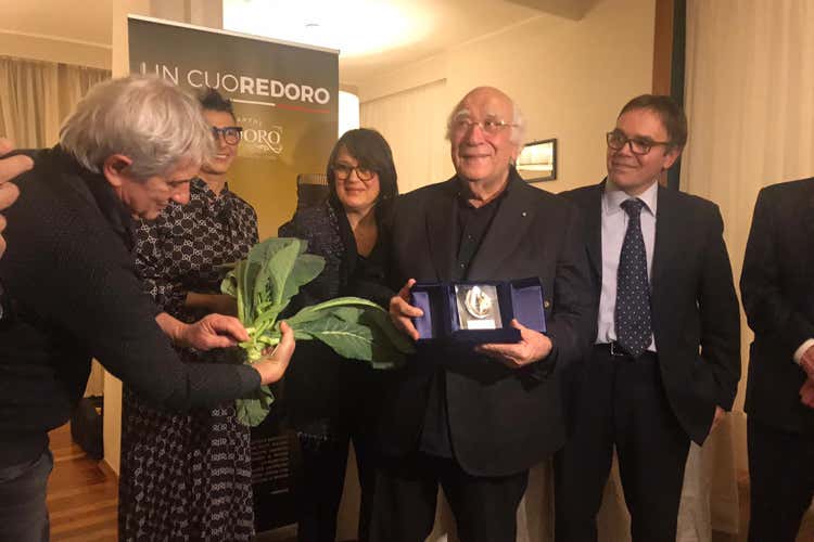 Giovanni Rana riceve il Premio Broccoletto d'Oro (Con il freddo torna in tavola il Broccoletto di Custoza)