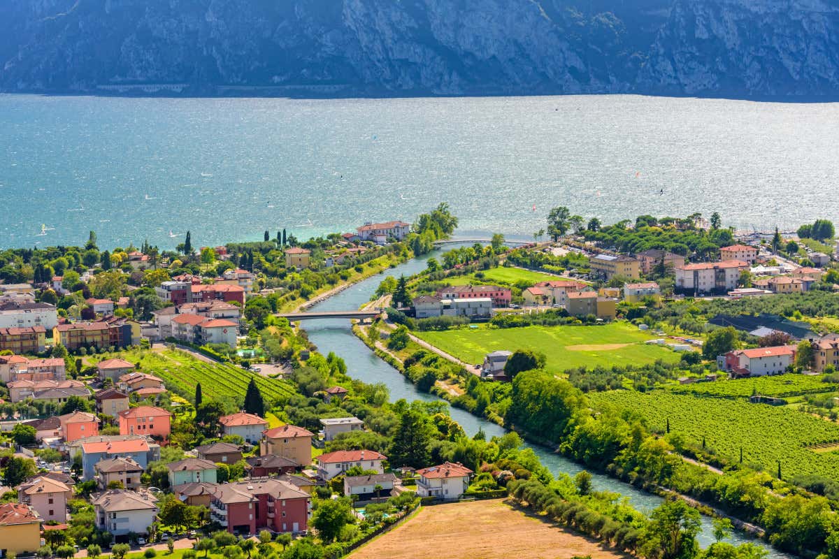 Vista dall'alto su Torbole (Tn), piccolo paese sul lago di Garda