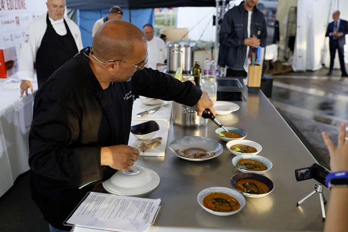 Lo chef Maurizio Criscuolo durante la preparazione del “Cremoso di mare”, piatto vincitore della Migliore Zuppa di Pesce Italiana 2026 al BrodettoFest di Fano