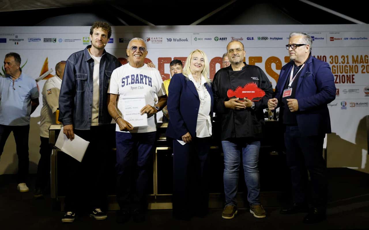 La premiazione della Migliore Zuppa di Pesce Italiana 2026, Da sinistra: Andrea Amedei, Igles Corell, Lucia Tarsi, Maurizio Criscuolo e Pier Stefano Fiorelli