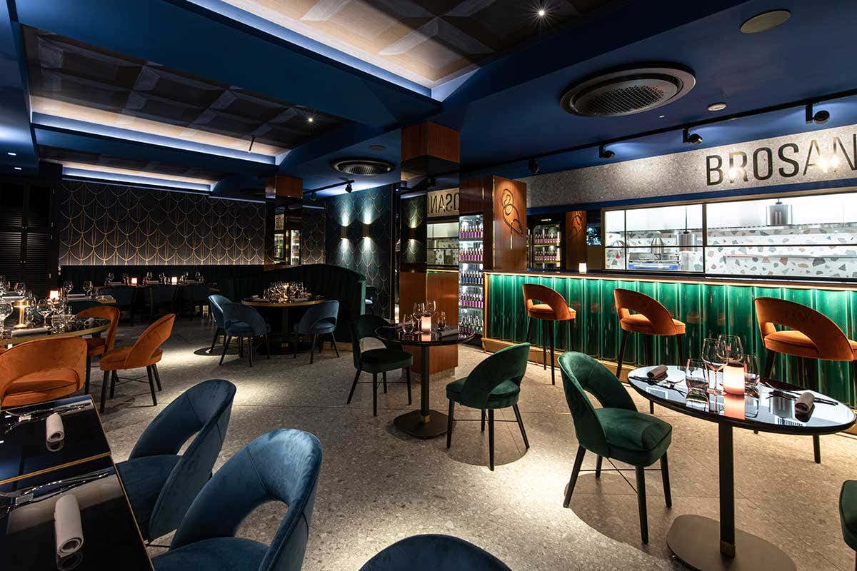 L'interno di Bros and Bun (credits: Aurora Scotto di Minico) Riapre Bros And Bun: in cucina David Loffredo, nel menu nuovi panini gourmet