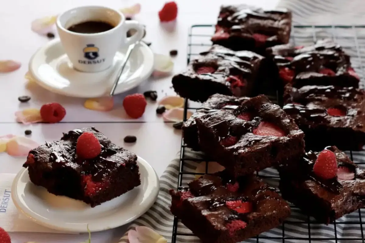 Espresso brownies al cioccolato con lamponi e fragole da Dersut Caff&egrave; L'espresso d'estate non &egrave; solo caff&egrave; con ghiaccio: ecco le ricette dei professionisti